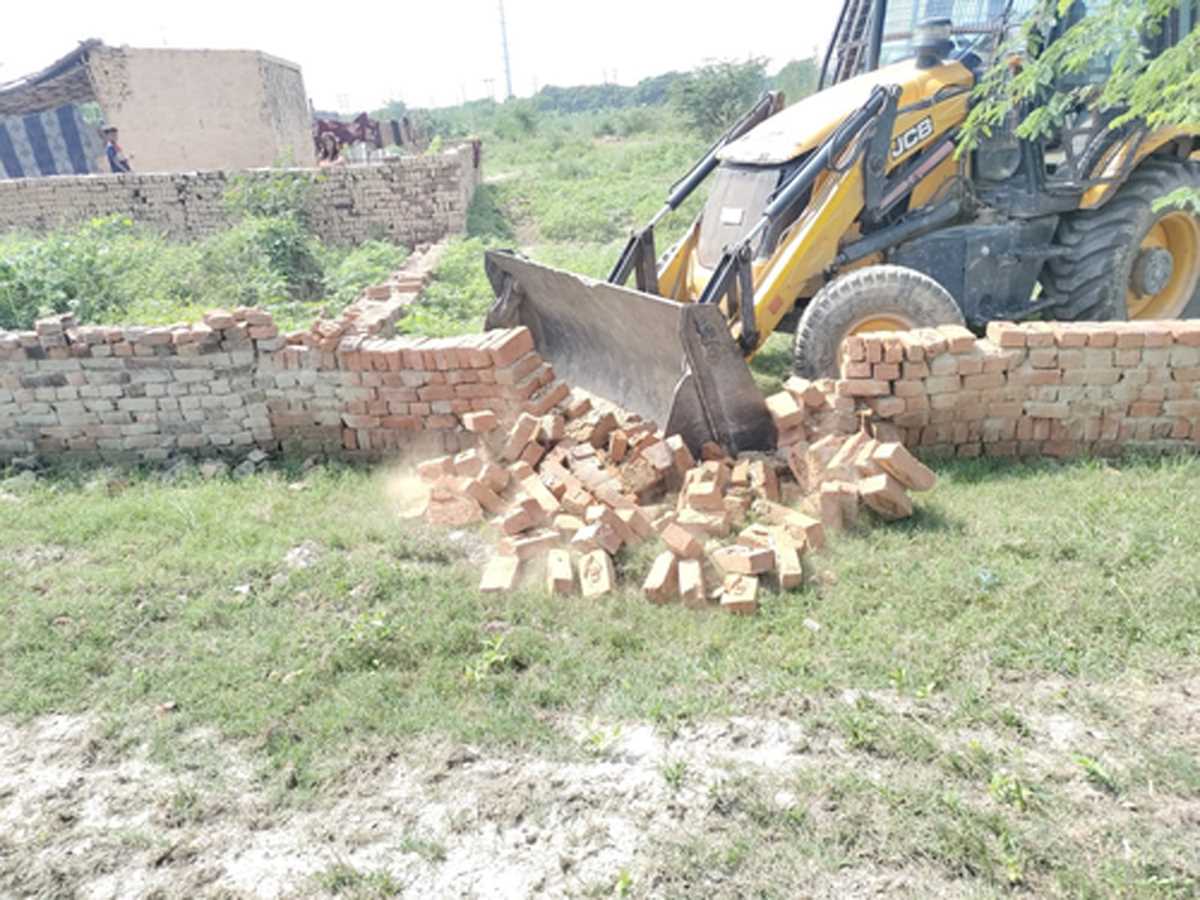 भूमाफिया के अवैध कब्जे पर खोदना खुर्द में चला ग्रेटर नोएडा प्राधिकरण का बुलडोजर, 6 करोड़ की जमीन मुक्त